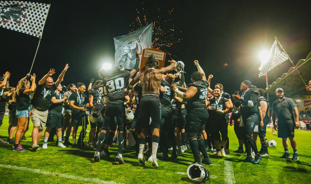 Les Black Panthers remportent le 28ème Casque de Diamant et conservent leur titre de champions de France de D1 Élite.  